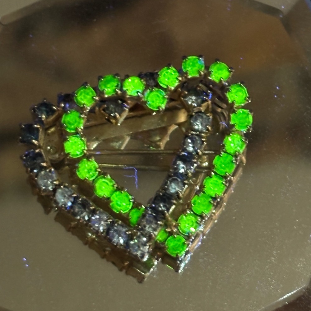 Vintage uranium dual heart pin